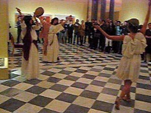 Danza con l’impiego degli strumenti da danza di Cybele: il tympanum e i cymbalum 2