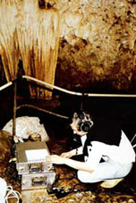 Walter Slosse, della VPRO radio olandese, nel 1986 a Toirano mentre registra in anteprima in digitale il famoso "Organo di Toirano"
