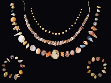 ricostruzione di collana preistorica del Riviere