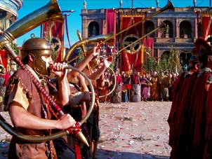 Trombettisti figuranti addestrati da Il Centro del Suono, nella parata di Cesare durante le riprese di Rome