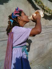 Sharon mentre suona la conchiglia sul set di Rome