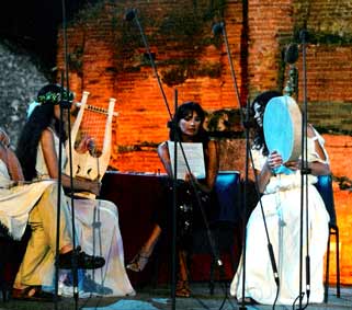 Luisa Corna mentre fa le prove al teatro Odeon di Pompei con Luce e Nathalie