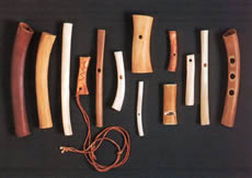 Diverse varianti di fischietti e flauti ottenuti da ossa di uccelli