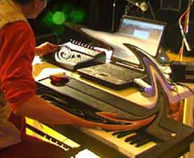 Riccardo Sinigaglia suona la tastiera