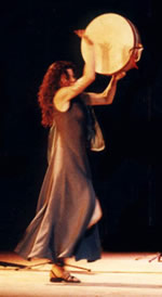 Luce Maioli suona il Tamburo durante lo settacolo Eros voglio cantare con Giorgio Albertazzi