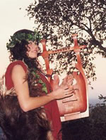 Luce Maioli mentre suona la cetra