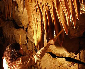 Luce Maioli mentre suona la cascata di stalagmiti . Borgio Verezzi, 1994
