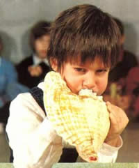 Mattia, 4 anni suona la grande conchiglia tromba