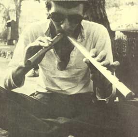 Walter Maioli suona i doppi flauti