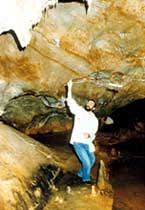 Walter Maioli suona il rombo nella grotta di Toirano