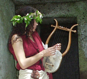 Luce Maioli recita in lingua etrusca accompagnandosi con la Lyra