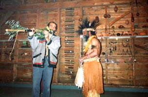 FORT KLANK, Asperen, Olanda, Mostra " Le Origini degli Strumenti Musicali " Walter Maioli suona il flauto lungo Papua 